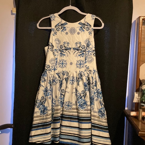 bailey blue Dresses & Skirts - NWT blue and white dress with slip.